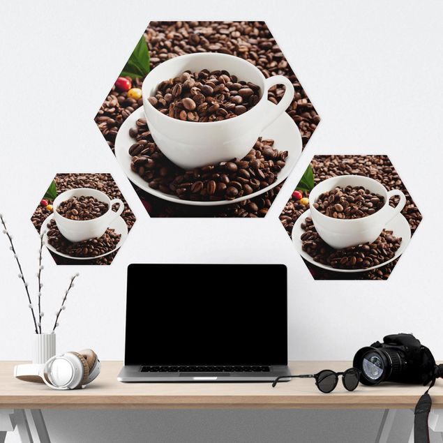 Obraz heksagonalny z Forex - Filiżanka do kawy z palonymi ziarnami kawy