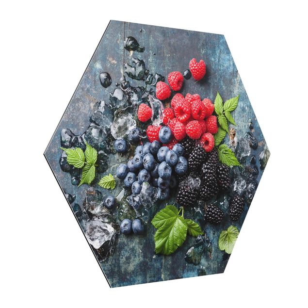 Obraz czarny Mieszanka jagodowa z kostkami lodu drewno