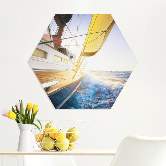 Obrazy do salonu nowoczesne Żaglówka na błękitnym morzu w promieniach słońca
