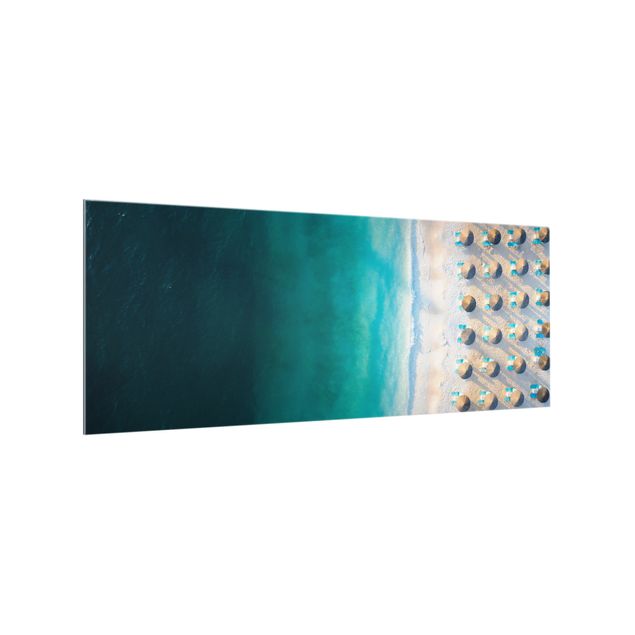 Panel szklany do kuchni - Biała piaszczysta plaża z parasolami słomkowymi