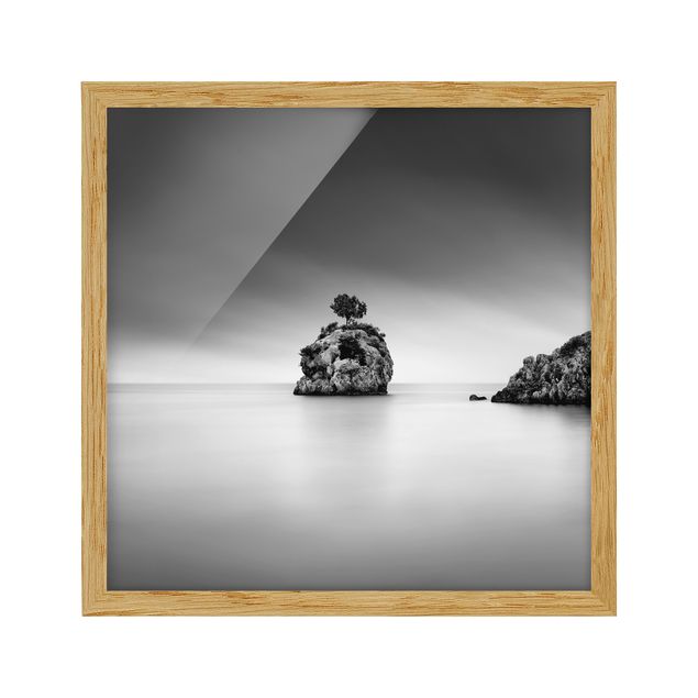 Obrazy w ramie do korytarzu Skalna wyspa na morzu Czarno-biały