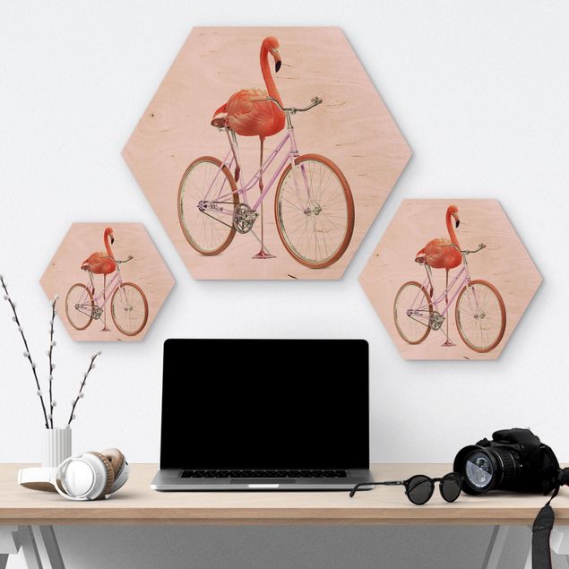 Obraz heksagonalny z drewna - Flamingo z rowerem