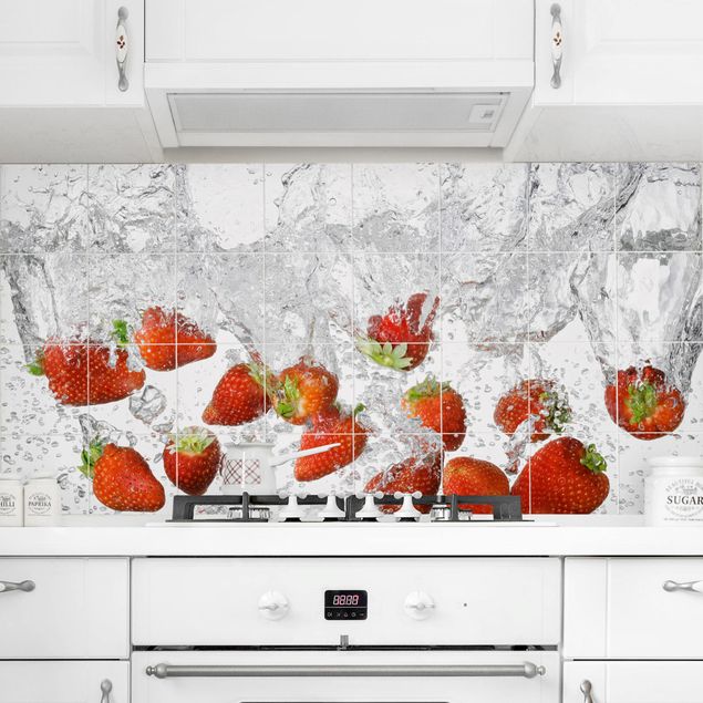 Dekoracja do kuchni Świeże truskawki w wodzie
