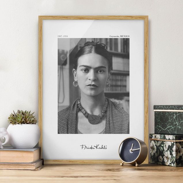 Obrazy w ramie artystyczne Frida Kahlo Photograph Portrait In The House