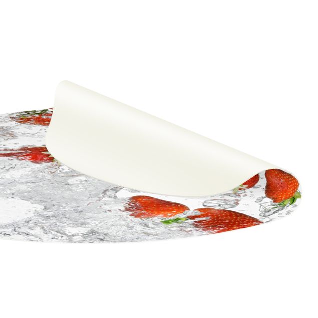 dywan do jadalni Świeże truskawki w wodzie
