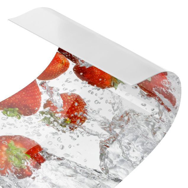 Panel ścienny do kuchni - Świeże truskawki w wodzie