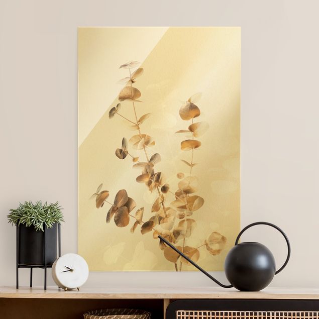 Obrazy na szkle portret Złote gałązki eukaliptusa z białymi liśćmi