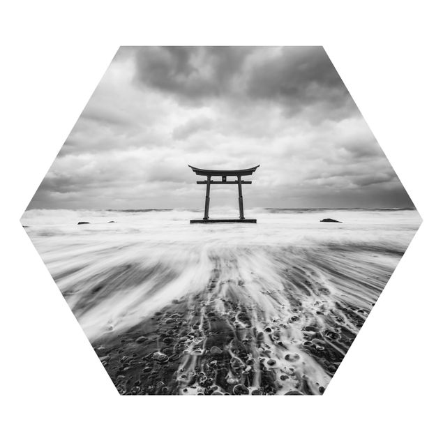 Czarno białe obrazy Japońskie torii w morzu
