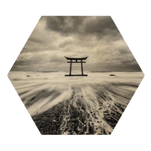 Czarno białe obrazki Japońskie torii w morzu