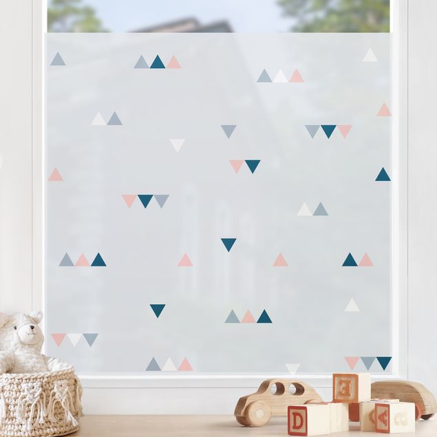 Folia okienna do sypialni Małe trójkąty w kolorze niebieskim i różowym
