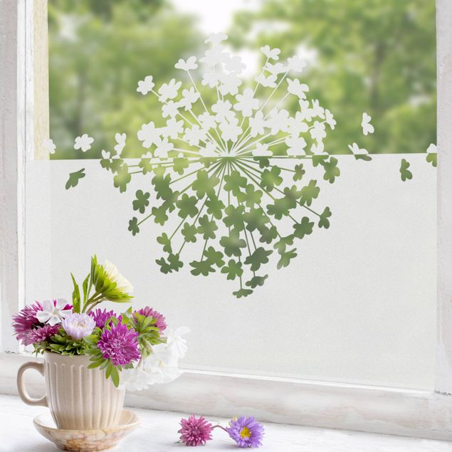 Folia okienna do salonu Bramka lotu kwiatu kulki