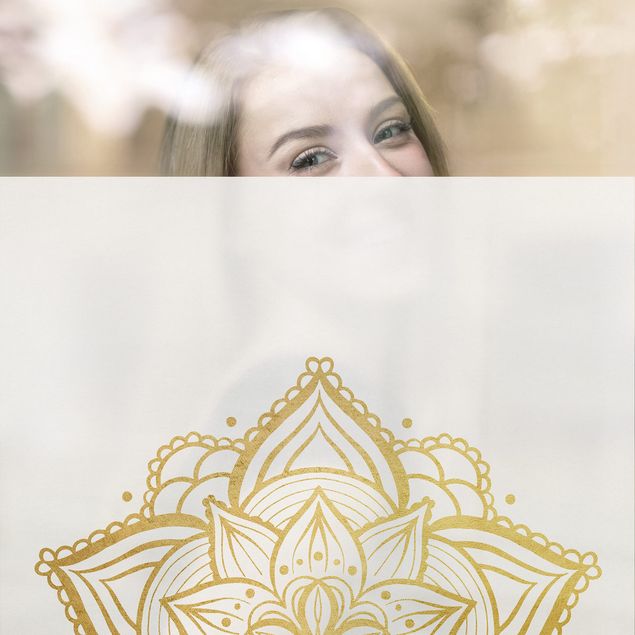 Folia samoprzylepna Ilustracja kwiatu mandali z białego złota