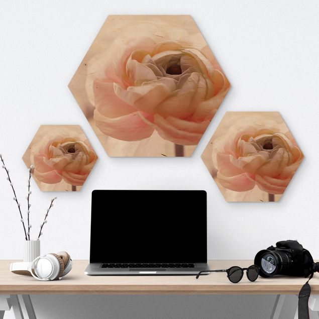 Obraz heksagonalny z drewna - Różowy kwiat w centrum uwagi