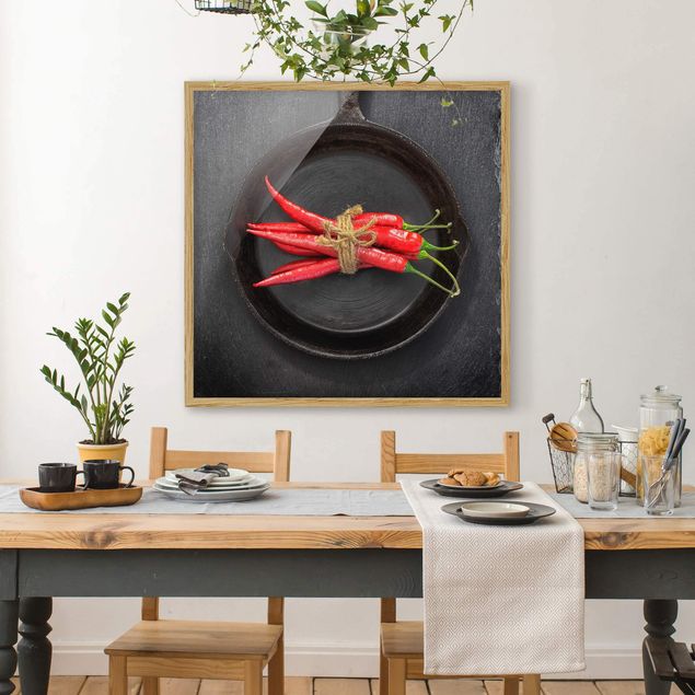 Obrazy w ramie do kuchni Wiązka czerwonego chili na patelni na łupku