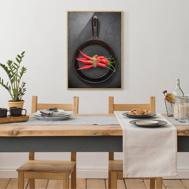 Obrazy w ramie do kuchni Wiązka czerwonego chili na patelni na łupku