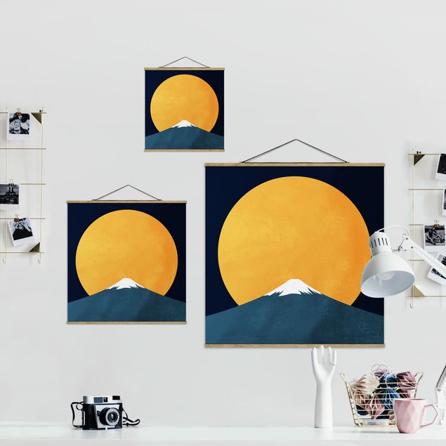 Żółty obraz Słońce, księżyc i góry