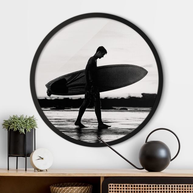 Obrazy w ramie krajobraz Chłopiec-surfer z profilu w cieniu