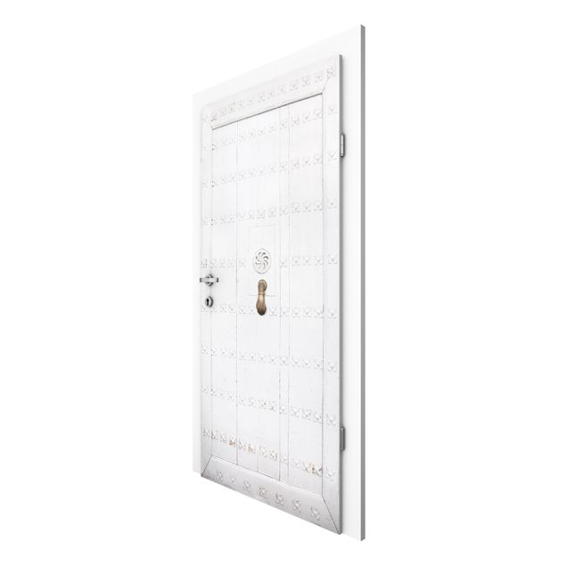 Tapeta ścienna Śródziemnomorskie białe drzwi drewniane z ozdobnymi okuciami