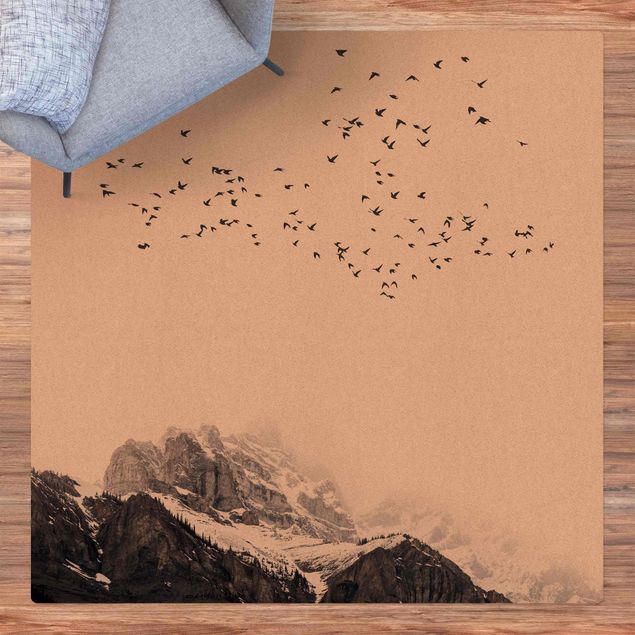 dywany nowoczesne Stado ptaków na tle gór czarno-biały